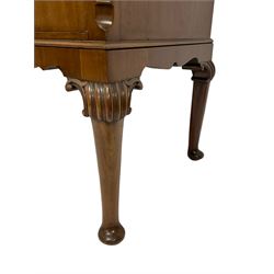 Mid-20th century mahogany dressing chest, tapered horns with gadroon carved finials, bevelled swing mirror in moulded frame with shaped top, rectangular top with gadroon carved edge, fitted with two short drawers and one long drawer over shaped apron, on gardroon and c-scroll carved cabriole supports