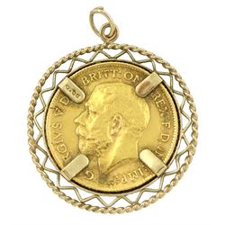 George V gold half sovereign coin, loose mounted in 9ct openwork pendant, hallmarked