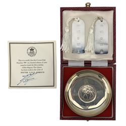 Silver limited edition Crown dish to commemorate the silver jubilee 1977, cased and with certificate, 544/3000 and a pair of golden jubilee ornamental ingots 2002 (3)