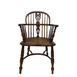 Early 19th century yew and oak Windsor armchair, the spindle and splat back over oak seat, raised on turned supports united by stretchers 