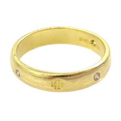 18ct gold diamond millennium wedding band, the band inset with three round brilliant cut diamonds spaced by commemorative millennium hallmarks, Sheffield 2000, total diamond weight approx 0.10 carat
