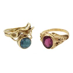 15ct gold single pink stone set ring and a 9ct gold blue stone set ring