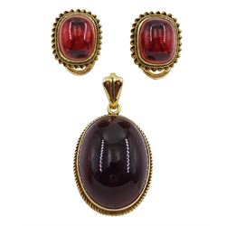9ct gold cabochon garnet pendant, hallmarked and a pair of 14ct gold garnet clip on earrings