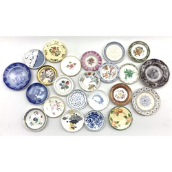 A collection of assorted porcelain pin dishes comprising Lladro, Raynaud & Co. Limoges, Royal Copenhagen, Haviland Limoges, Richard Ginori, Royal Doulton, Highland Fine Bone China, Hutschenreuther, Franklin Porcelain, Herend and others (23)