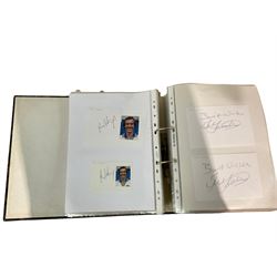 Footballing autographs and signatures including Eddie Gray, Johnny Giles, Allan Clarke, Jack Charlton, Billy Bremner etc, many being Leeds United players, in one folder