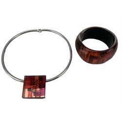 Gail Klevan (British Contemporary): Acrylic pendant necklace and bangle, each decorated with abstract designs and both dated 2004 (2)