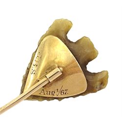 Victorian 15ct gold archaeologist's specimen stick pin mounted with a flint arrowhead, engraved verso J.B.N and dated Aug. (18)67