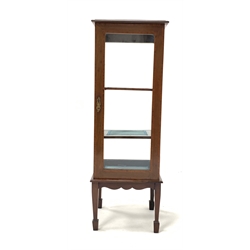 Small Edwardian mahogany free standing display cabinet, satinwood banded top over glazed door back and sides enclosing two shelves, raised on square tapered supports 