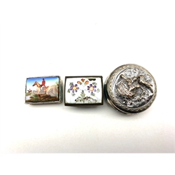 A French porcelain scent bottle of hexagonal form, 18th century enamel patch box, the lid decorated with floral sprays, silver and enamel pill box the cover decorated with Huntsmen on horseback stamped 925, a circular silver-plated trinket box, relief decorated with birds in a nest and a 19th century transfer printed pepper pot (5)