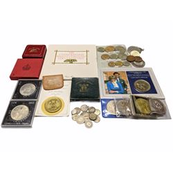 Mostly Great British coins including King Edward VII 1904 florin, King George V 1935 crown in red card box, two Queen Elizabeth II five pound coins, empty Royal Mint 'Maundy Money' box, 1987 United Kingdom brilliant uncirculated coin collection, commemorative crowns etc