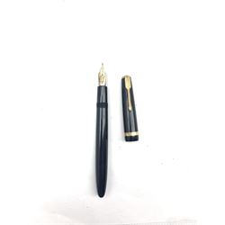Parker Maxima Vacumatic fountain pen in black case with gilt clip