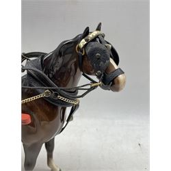 Beswick brown gloss model of a swish tail horse drawing a Hansom Cab, L46cm (including horse)