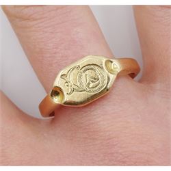 Early 20th century 9ct gold ring, with monogrammed 'GO' initials, Birmingham 1928