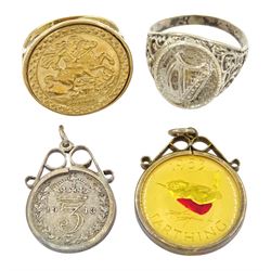 9ct gold St George medallion ring, silver harp ring, silver mounted 1953 Farthing pendant and one other pendant
