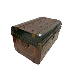 Painted metal chest, the hinged lifting top over two side handles
