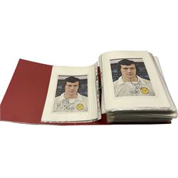 Leeds United football club - various autographs and signatures including Paul Reaney, David Harvey, Trevor Cherry, Billy Bremner, Norman Hunter, Allan Clarke etc and various programmes, team sheets etc in one folder