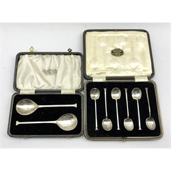 Set of six silver seal top coffee spoons Sheffield 1928 Maker James Dixon & Sons and a pair of similar spoons Birmingham 1934, both cased