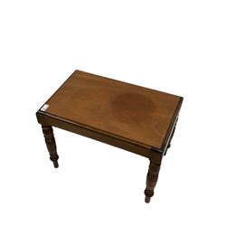 Mahogany occasional table, raised on turned supports 