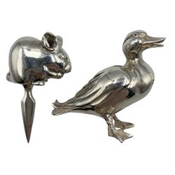 Novelty silver model of a Duck by Sarah Jones, London 1992 H4.5cm together with a silver cheese peg or pick in the form of a mouse by Braybrook & Britten, London 2004 