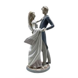 Large Lladro figure 'I Love You Truly' group no. 1528 H37cm, Issued in 1987 and sculptured by Francisco Catala