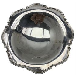 George V silver comport, with cyma edge and raised on a domed circular food, hallmarked Manoah Rhodes & Sons Ltd, Sheffield 1930
