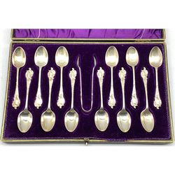 Set of twelve Edwardian silver tea spoons with rococo finials and matching tongs, cased, Sheffield 1904 Maker Walker and Hall 