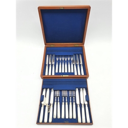 Set of twelve dessert knives and forks with plated blades, mother of pearl handles and silver collars Sheffield 1917 in oak case