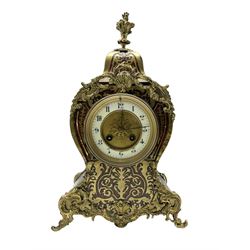 French - late 19th-century 8-day ebony and faux tortoiseshell mantle clock,  waisted shaped case  with brass inlay raised on rococo feet, two-part dial with a recessed gilt centre and enamel chapter ring, Arabic numerals, minute markers and fleur di Lis steel hands, with a twin train rack striking movement, striking the hours on a bell. With pendulum.