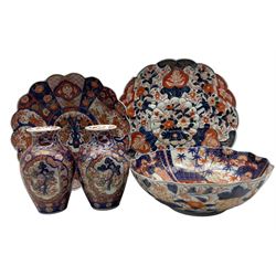 Pair of Japanese Meiji ovoid form vases decorated in the Imari pallet, together with a Japanese Imari bowl and two chargers, max D35cm (5)