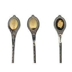 Set of six silver jubilee silver teaspoons 'The Sovereign Queens spoon collection', the gilded terminals depicting the head of an English queen Sheffield 1977 Maker John Pinches with paperwork