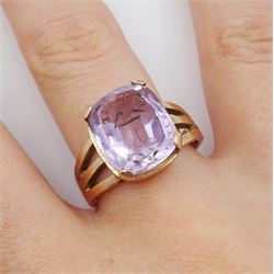 Early 20th century 9ct rose gold lavender amethyst intaglio ring depicting two birds and engraved 'L'Amitie' (The Friendship)