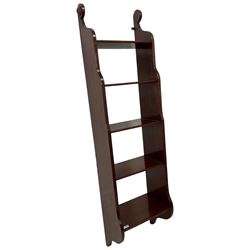 20th century walnut wall hanging shelf, shaped end supports with scrolled tops mounted by turned roundels, fitted with five shelves 