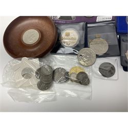 Great British and World coins, including a small number of Great British pre 1947 silver coins, Netherlands 1959 two and a half gulden coin, pre-Euro coinage, turned wood bowl set with a commemorative crown etc