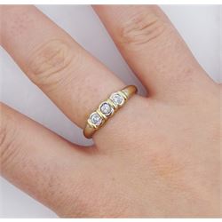 18ct white gold diamond three stone ring, total diamond weight approx 0.25 carat 