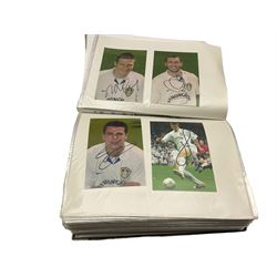 Leeds United football club - various autographs and signatures including David Batty, Lee Bowyer, Mark Viduka, Robbie Fowler etc, in one folder