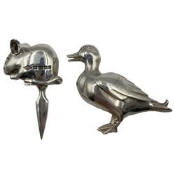 Novelty silver model of a Duck by Sarah Jones, London 1992 H4.5cm together with a silver cheese peg or pick in the form of a mouse by Braybrook & Britten, London 2004 
