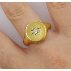 18ct gold gentleman's single stone diamond gypsy set ring, diamond approx 0.12 carat