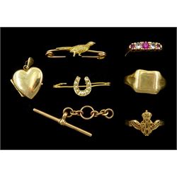 Group of 9ct gold jewellery including RAF sweetheart ring, signet ring, ruby and white stone ring, heart shaped locket pendant, pheasant brooch, seed pearl horseshoe brooch and a T-bar