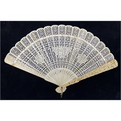 19th century Chinese Cantonese pierced ivory fan with heavily carved guards, H19.5cm
