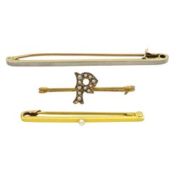 15ct yellow and white gold bar brooch engraved 'Amor omnia vincit' (love conquers all) to reverse, 9ct gold and split pearl initial 'P' brooch and a 9ct gold single stone pearl bar brooch