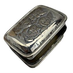 Edwardian small silver box, the cover embossed with angels heads L3.5cm Sheffield 1904 Maker Walker & Hall
