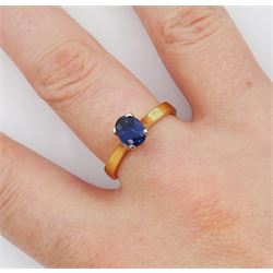 18ct gold single stone oval sapphire ring, hallmarked, sapphire approx 0.70 carat