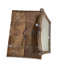 Indian carved softwood casket with hinged cover and swing handle, L50cm and a matching mirror (2)