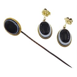 Victorian 18ct gold banded agate stick pin and a similar pair of gold pendant stud earrings