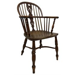 Early 19th century yew and oak Windsor armchair, the spindle and splat back over oak seat, raised on turned supports united by stretchers 