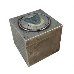 Modern silver and guilloche enamel trinket box, square from, the hinged cover decorated with the head of a cat, filled with guilloche enamel, revealing a leather lined interior, hallmarked Sheffield 1988, 5cm x 5.5cm x 5cm