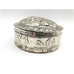 19th Century German silver circular box, the slightly domed lid embossed with battle scene, D11.5cm 