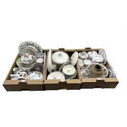 Royal Doulton Desert Star pattern dinner service, Royal Worcester Evesham, Old Country Spray pattern tea ware and other ceramics in three boxes 