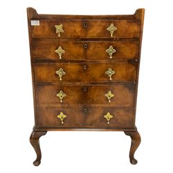 George III design walnut chest, quarter-matched rectangular tray top, fitted with four drawers, each with bookmatched figured fronts and brass handles, raised on cabriole supports