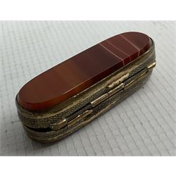 19th century agate vesta box with brass mounts and divided interior L6cm